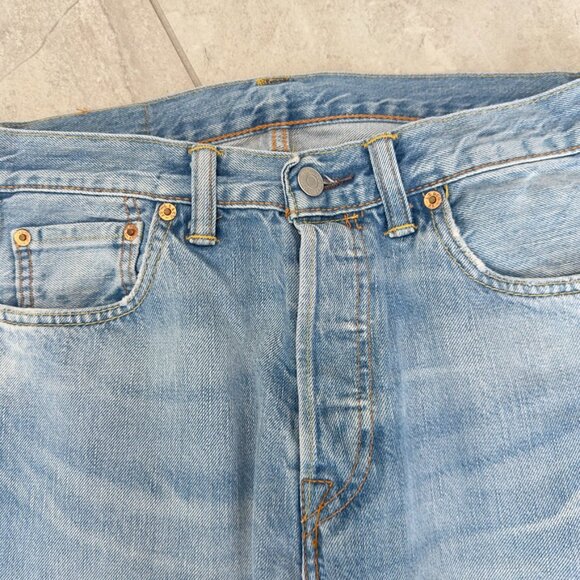 Levi's 501 Light Wash Blue Denim Jeans 30 x 32 Leather Patch - Picture 4 of 6
